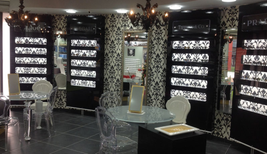 Boiserie e espositori a parete per ottica