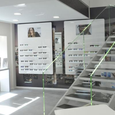 Espositore occhiali da parete Freeled con piani led asimmetrici