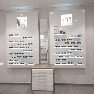 Espositore occhiali da parete Freeled con piani led asimmetrici
