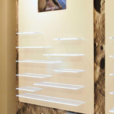 Espositore occhiali da parete Freeled con piani led asimmetrici