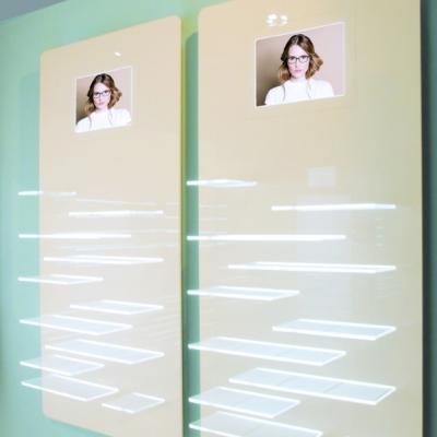 Espositore occhiali da parete Freeled con piani led asimmetrici